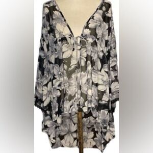 Torrid Wm’s Sz 4 Grey Black White Deep V Hi Lo Sheer Pull Over Blouse